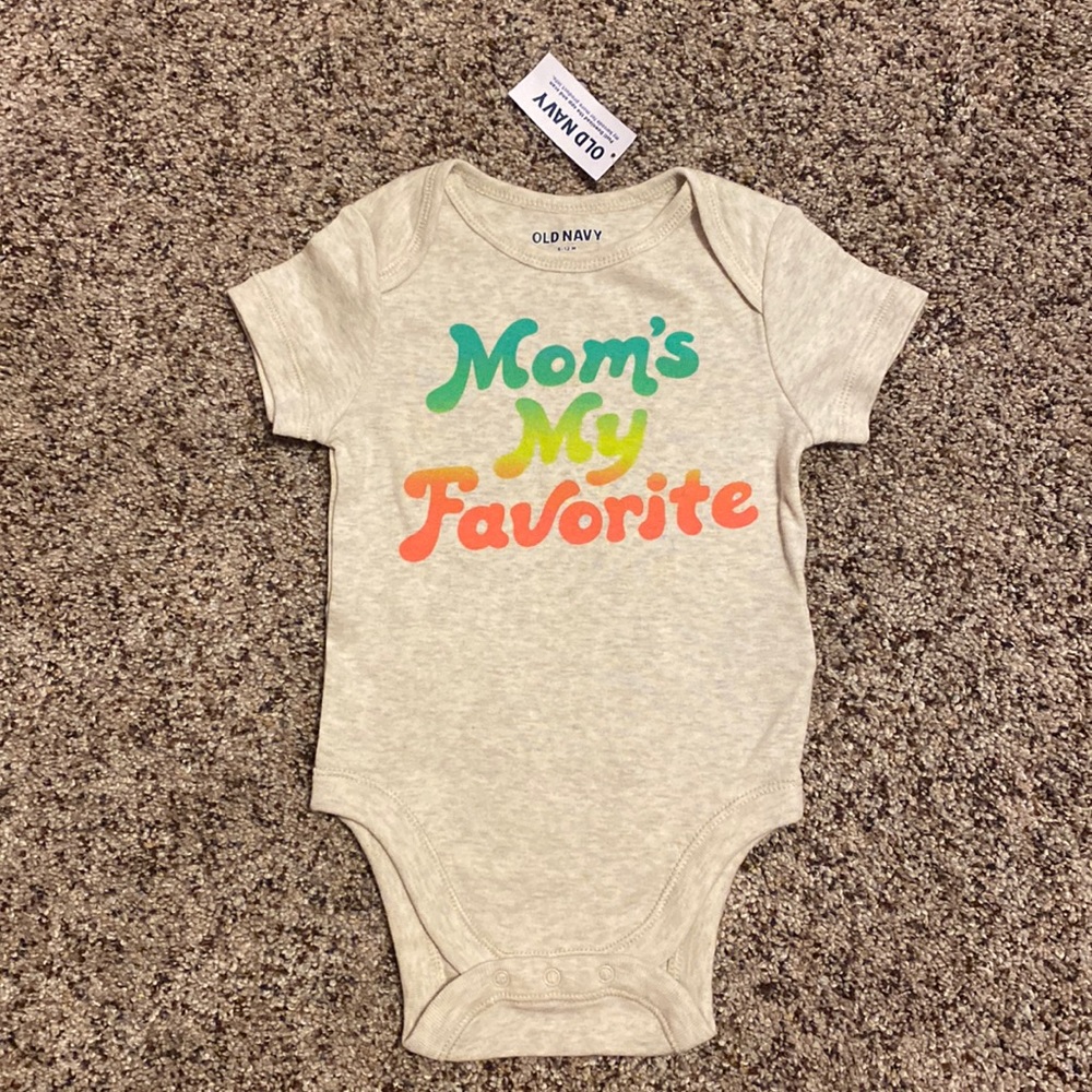 💥2/$12💥 NWT Adorable Mom’s My Favorite Onesie 💖💚